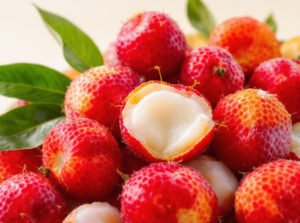 Fresh lychees with peeled fruit highlighting digestive health benefits.