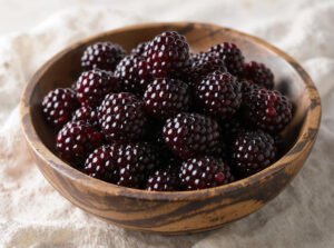 Fresh mulberries in a bowl supporting digestive health.